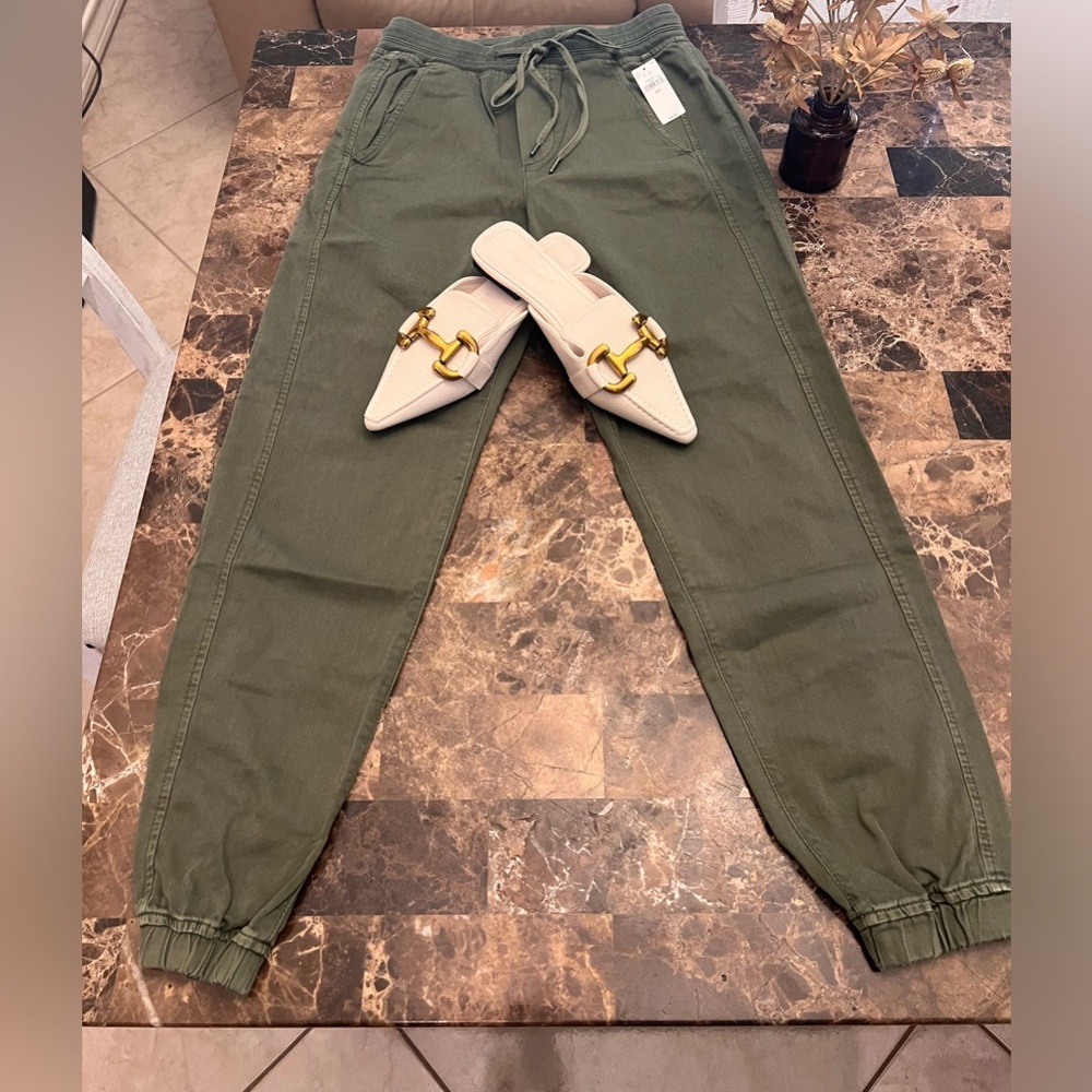 This is an Olive green jogger from Gap ❤️ New ✨